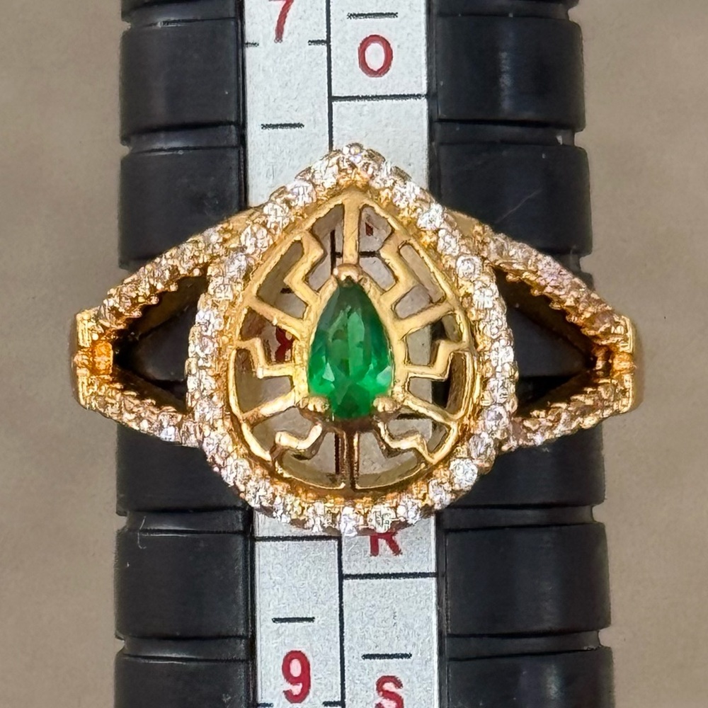 Vintage Style Gold Green Teardrop Ring 8